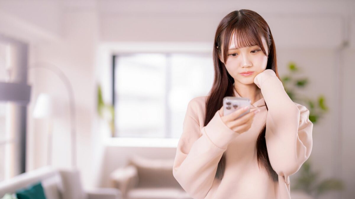 考える女性